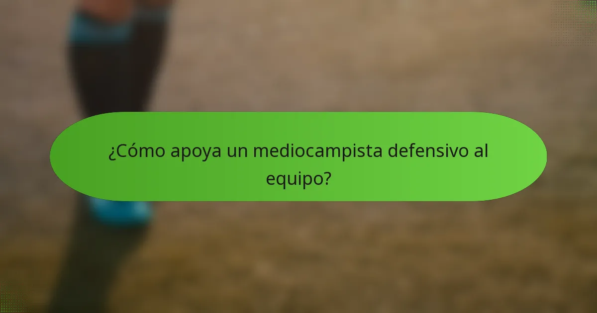 ¿Cómo apoya un mediocampista defensivo al equipo?