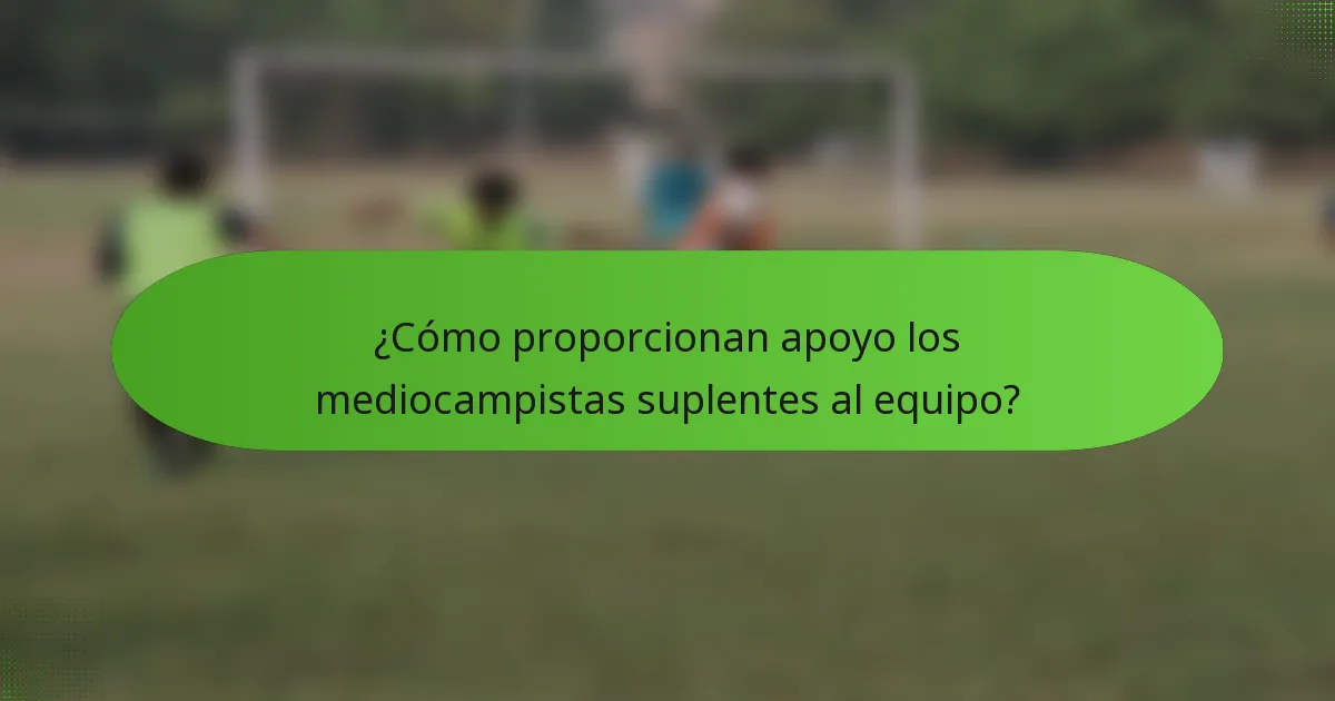 ¿Cómo proporcionan apoyo los mediocampistas suplentes al equipo?